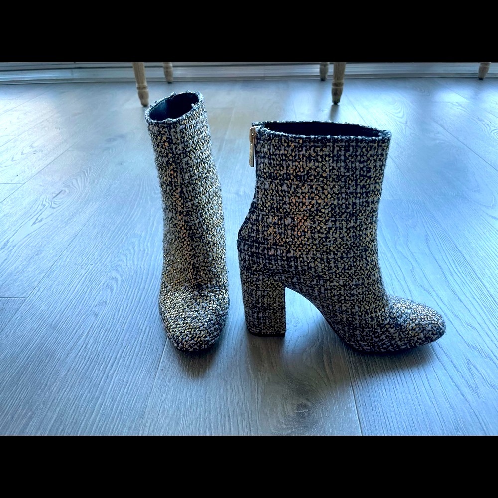 Sparkly ankle boots with chunky heel.